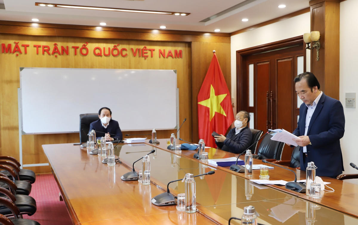 Phó Chủ tịch Ngô Sách Thực báo cáo tóm tắt kết quả đề tài.