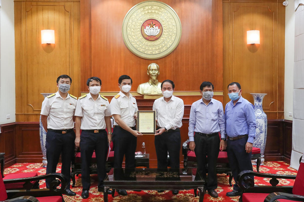 Phó Chủ tịch Lê Tiến Châu trao thư cảm ơn Tổng cục Thuế.