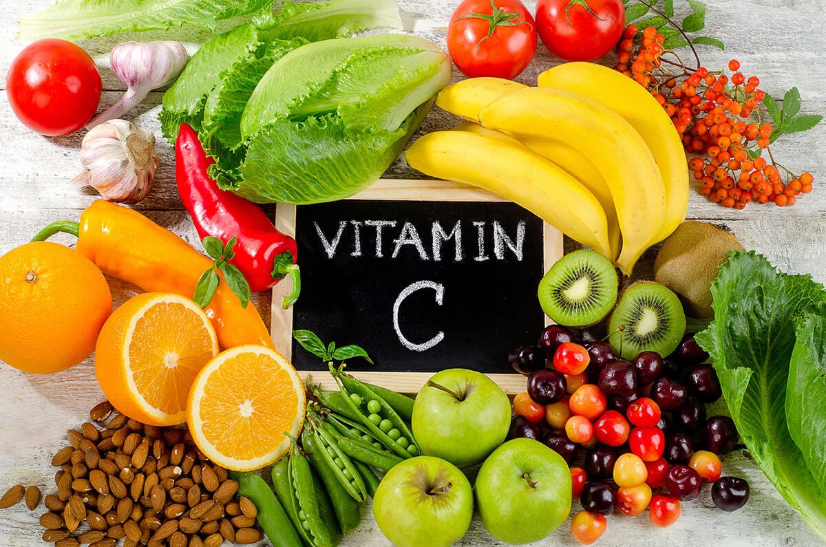 Người bị dị ứng nên ăn nhiều rau củ quả, trái cây có chứa nhiều vitamin C và uống nhiều nước để điều hòa cơ thể và tăng miễn dịch.