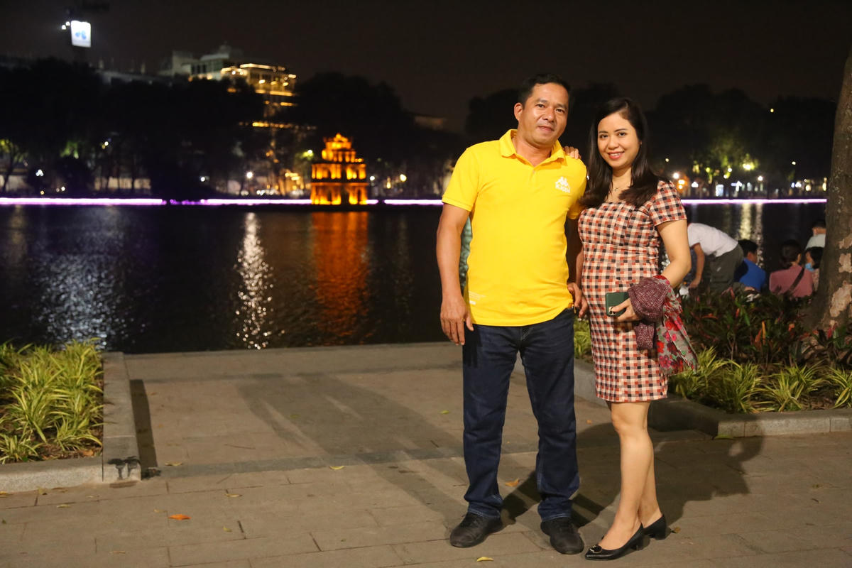 - Rất nhiều người dân chụp ảnh, tạo dáng bên hồ Hoàn Kiếm. Ảnh: Lan Anh. 