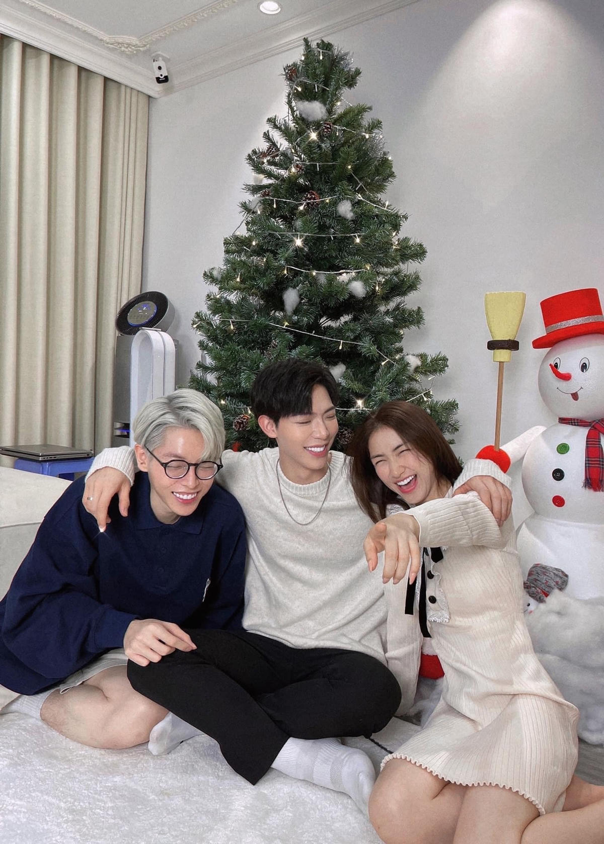 Gia đình “Hoa dâm bụt” gồm Hòa Minzy, Erik và Đức Phúc bên nhau những ngày cuối năm.