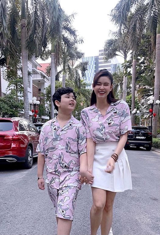 Trương Quỳnh Anh đón Valentine bên con trai: "Gợi ý áo cặp cho ngày Valentine. Ai cặp ai thì cặp, em cứ cặp kè với bạn trai kế bên là mỗi ngày đều cười tít mắt nha.