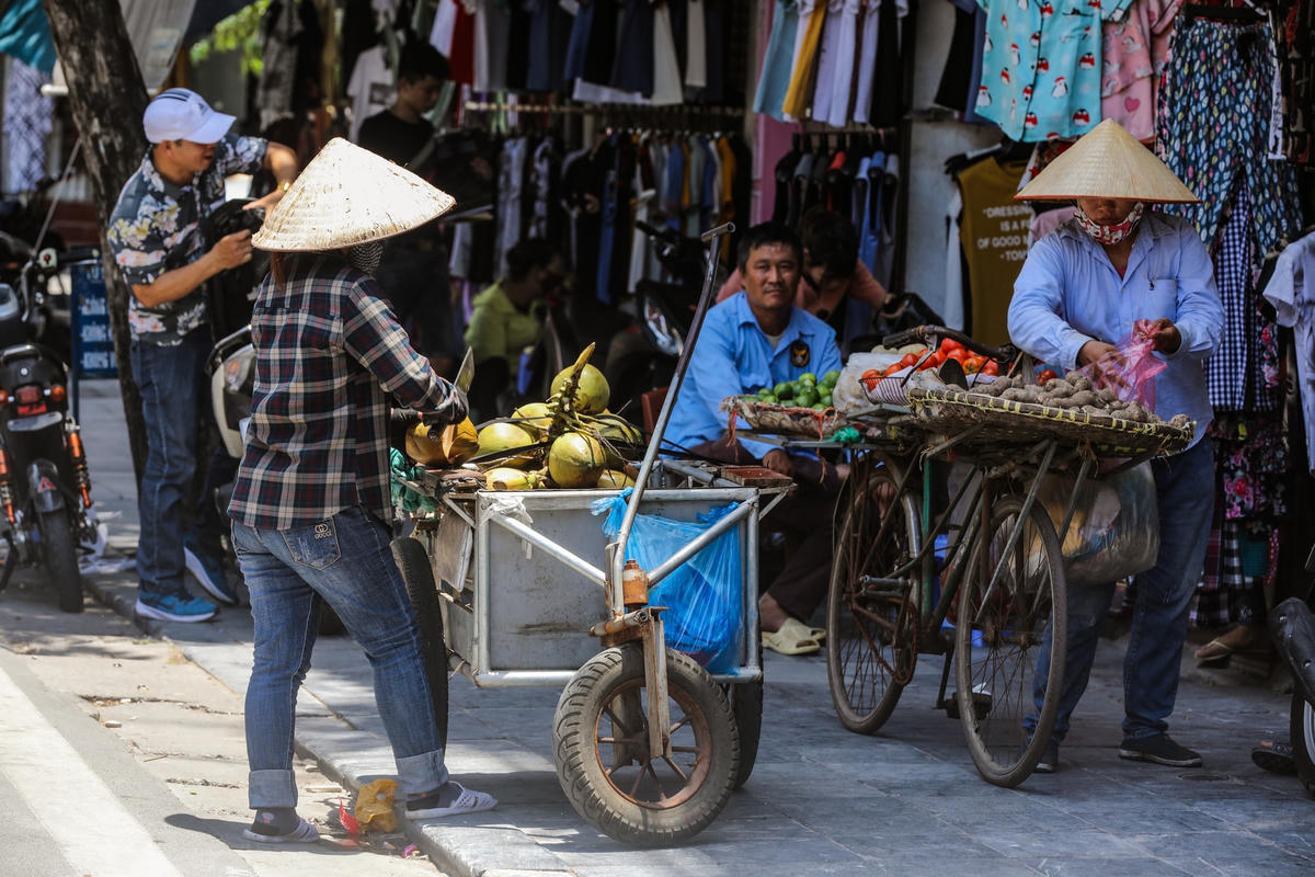 Cần bảo vệ sức khỏe khi làm việc ngoài trời trong những ngày nắng nóng Ảnh: Quang Vinh