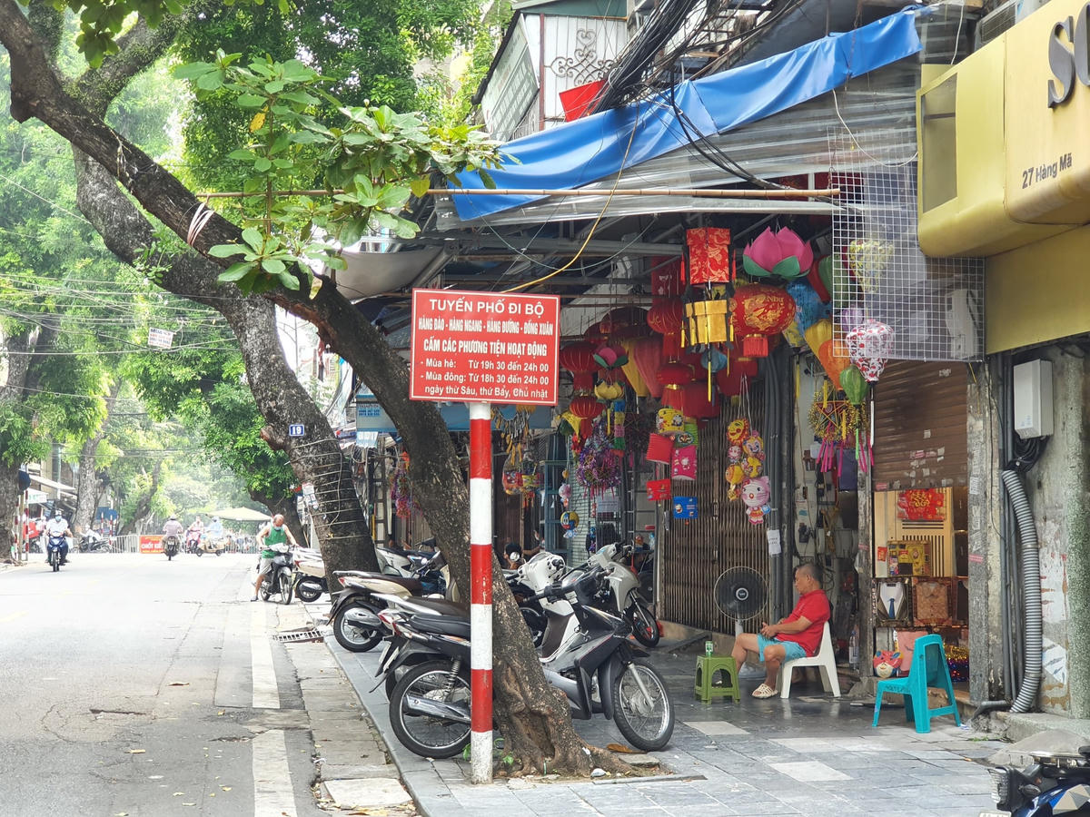 Ông Nguyễn Văn Tiến, chủ một cửa hàng trên phố Hàng Mã cho hay, chưa năm nào mùa Trung thu cũng như rằm tháng 7 mà phố Hàng Mã "đóng băng" như năm nay, khung cảnh "vắng như chùa Bà Đanh".