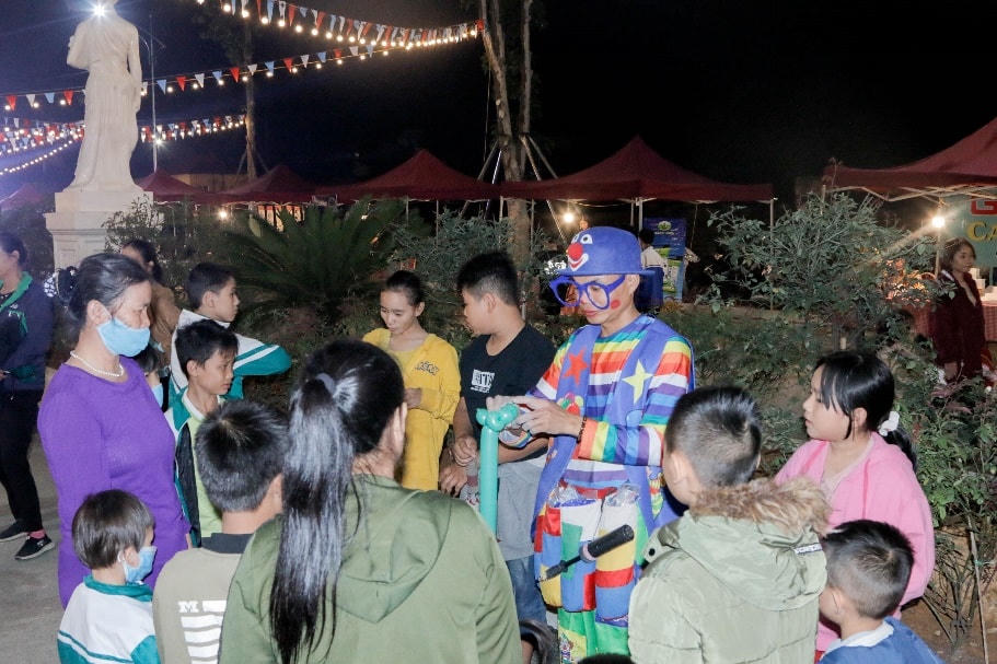 Chú Hề tặng bóng.