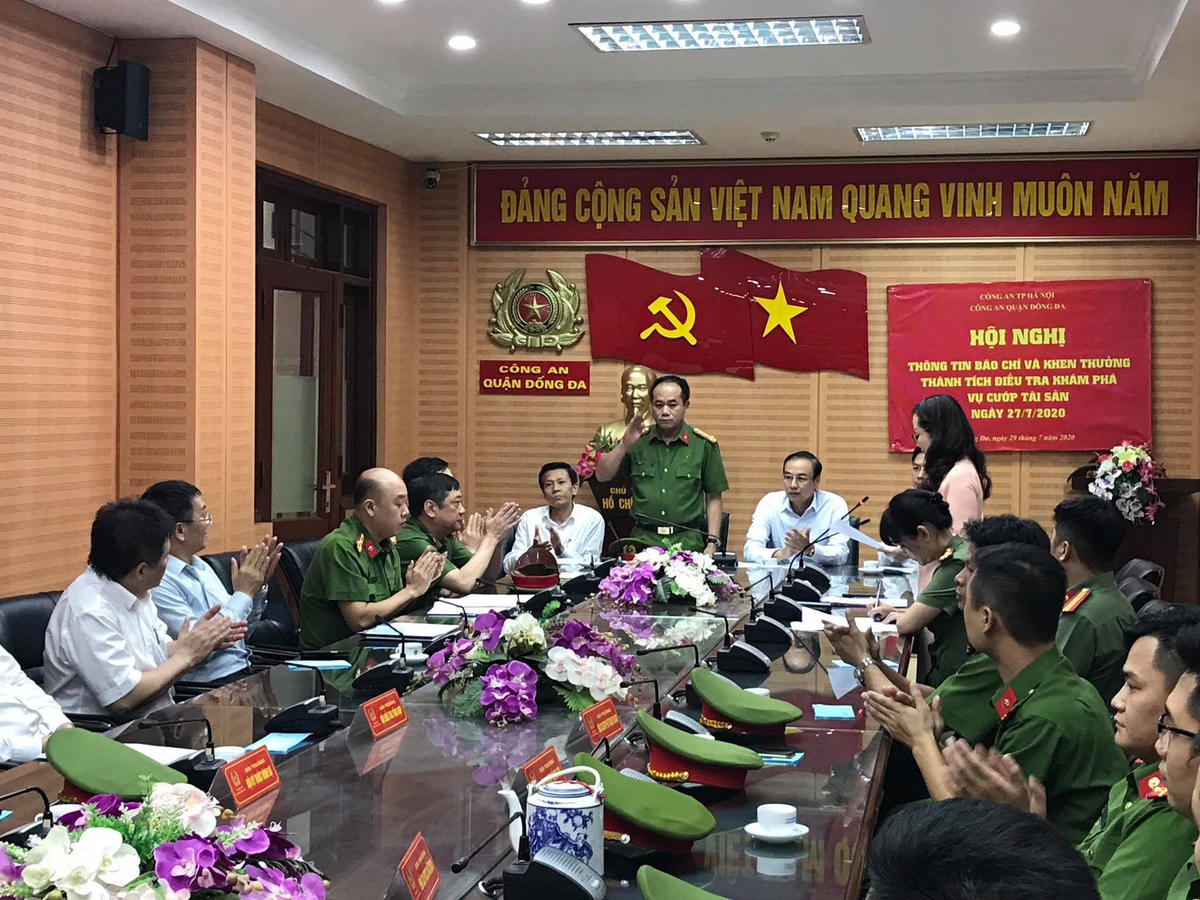 Phó Bí thư Thành ủy Hà Nội Đào Đức Toàn và Đại tá Nguyễn Thanh Tùng, Phó Giám đốc Công an Hà Nội đã khen thưởng nhiều tập thể, cá nhân thuộc lực lượng phá án (Ảnh: Trần Thanh).