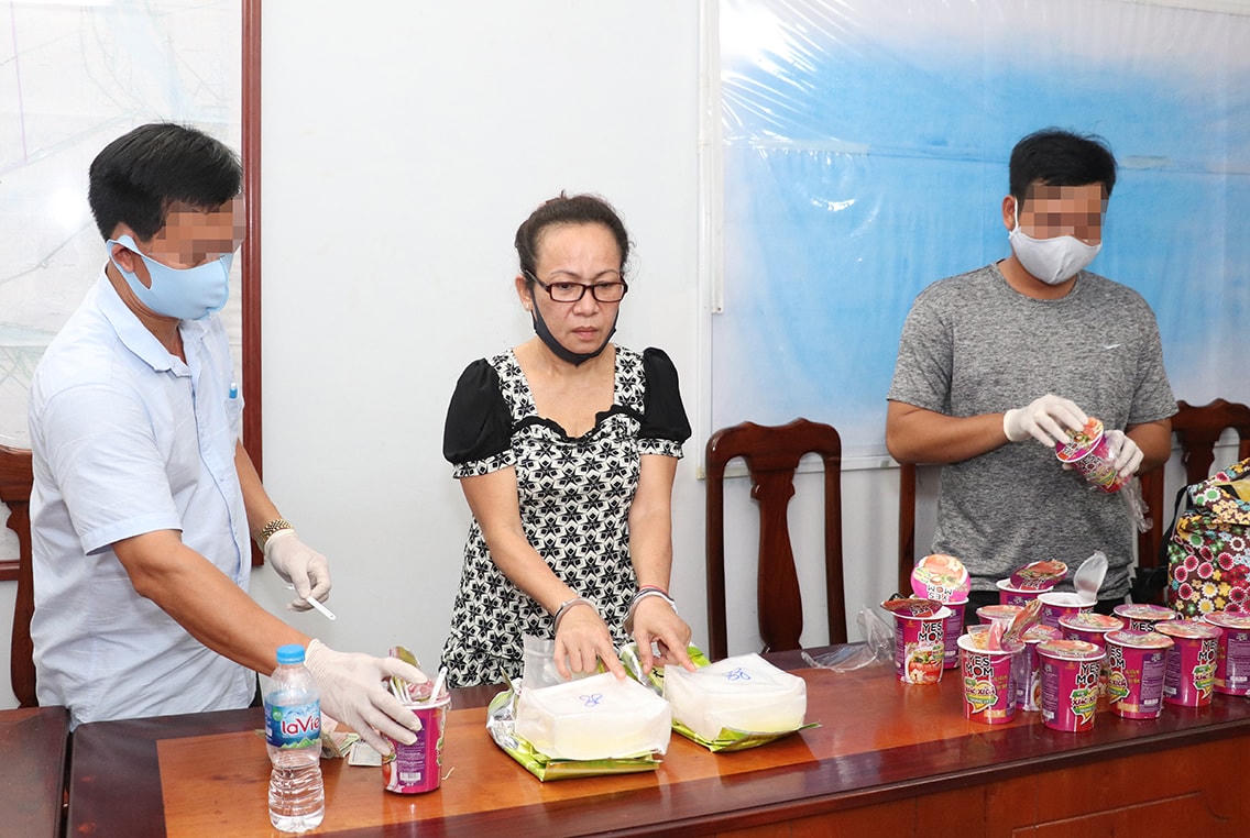 Lực lượng kiểm tra phát hiện 2 túi nilong có chứa 2kg chất bột trắng nghi là ma tuý.