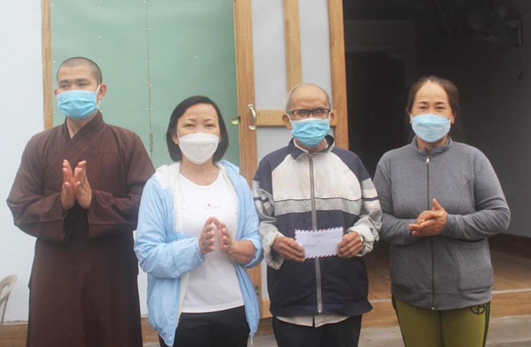 Đại diện MTTQ xã Sơn Hà cùng Đại đức Thích Quảng Học, trao nhà Đại Đoàn Kết cho gia đình ông Nguyễn Láy, thôn Thạnh Hội, xã Sơn Hà. 