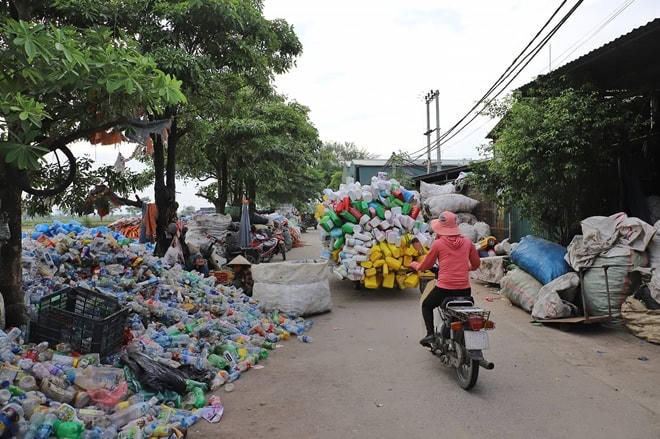 Phân loại, tái chế rác thải nhựa ở huyện Ứng Hòa (Hà Nội) khiến môi trường ô nhiễm.