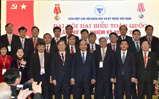 Thủ tướng Nguyễn Xuân Phúc tham quan gian hàng giới thiệu sản phẩm của Tập đoàn GFS, đơn vị có hơn 24 năm kinh nghiệm trong lĩnh vực xây dựng, quy tụ và hợp tác với nhiều nhà khoa học của Liên hiệp các Hội Khoa học và Kỹ thuật Việt Nam. Ảnh VGP.