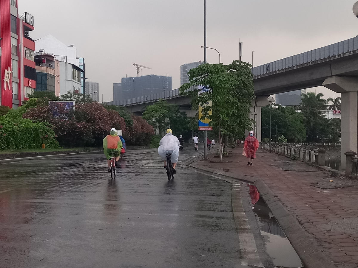 Khu vực ven hồ Hoàng Cầu (quận Đống Đa), nhiều người dân mặc áo mưa đạp xe, đi bộDọc phố Quốc Tử Giám nhiều người dân sau khi tập thể dục đã tụ tập ngồi nói chuyện không đảm bảo khoảng cách an toàn.Xung quanh vườn hoa Lê nin thuộc phường Điện Biên (quận Ba Đình) cũng tấp nập người đi tập thể dục . Mặc dù đã được rào chắn tuy nhiên vẫn có nhiều người trèo vào bên trong tập thể dục.