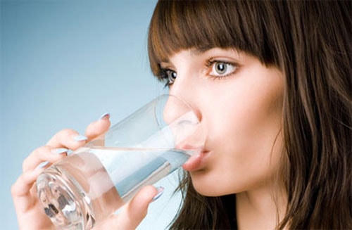 Uống nhiều nước có thể làm giảm cảm giác thèm ăn và hỗ trợ giảm cân.