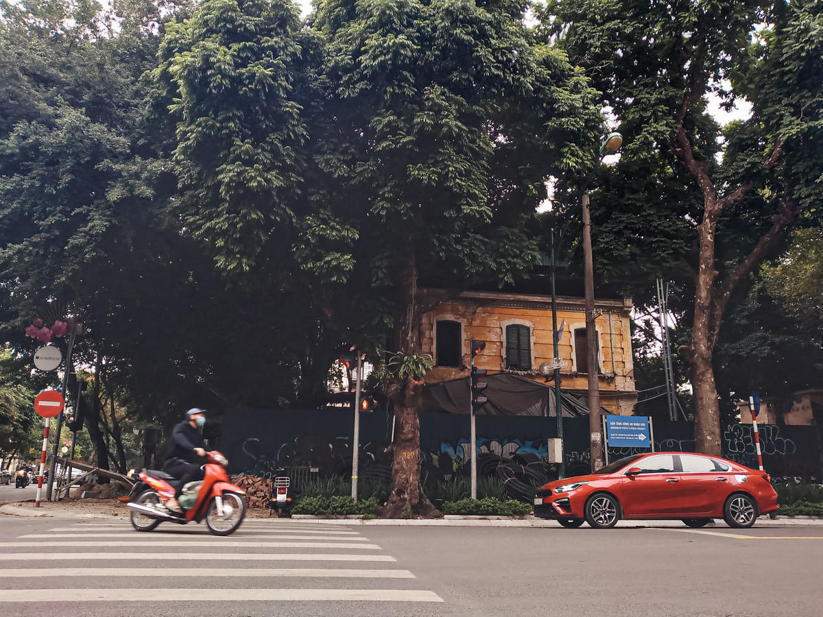 Căn biệt thự 46 Hàng Bài nằm ngay vị trí Ngã tư phố Hàng Bài - Trần Hưng Đạo (quận Hoàn Kiếm, Hà Nội) được mệnh danh là khu đất “kim cương” của Hà Nội. Đáng nói, dù mỗi m2 đất mặt đường tại đây có giá trị lên tới cả tỷ đồng mỗi m2, nhưng căn biệt thự 1000m2 này vẫn bị bỏ hoang, đang trong tình trạng xuống cấp nghiêm trọng hư hỏng nặng.