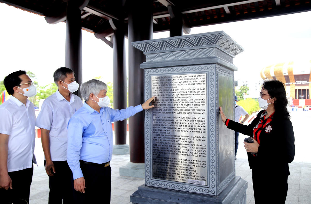 Chủ tịch Đỗ Văn Chiến cùng đoàn tham quan tấm bia tại đền thờ. 