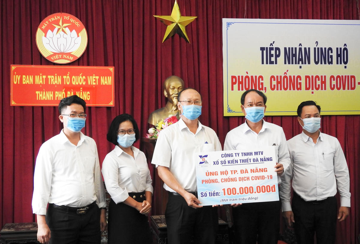 Công ty TNHH MTV Xổ số kiến thiết Đà Nẵng ủng hộ 100 triệu đồng. Ảnh Thanh Tùng.