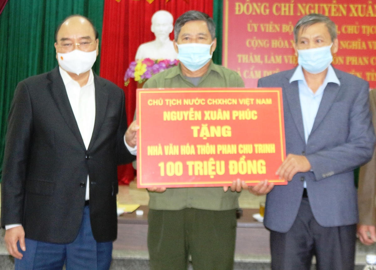 Chủ tịch nước tặng nhiều phần quà cho thôn Phan Chu Trinh.