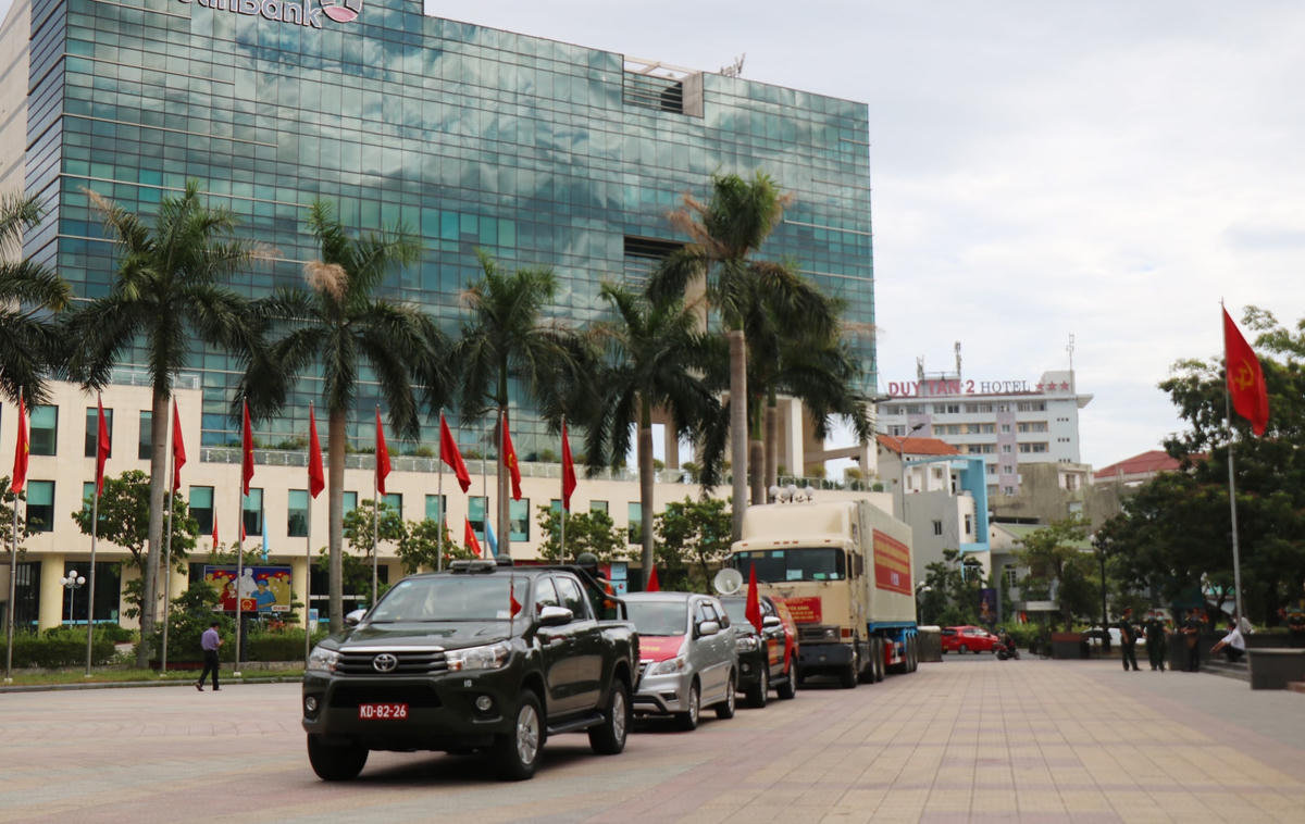 Đoàn xe chở 24 tấn hàng hoá, nhu yếu phẩm lên đường vào TP Hồ Chí Minh.
