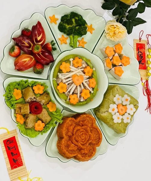 Năm nay, gia đình NSND Công Lý chuẩn bị mâm cỗ cúng ông Công, ông Táo từ sớm. Mâm cỗ trong ngày lễ cổ truyền gồm có: xôi gấc, bánh chưng, nem rán, giò, súp lơ luộc, canh nấm.