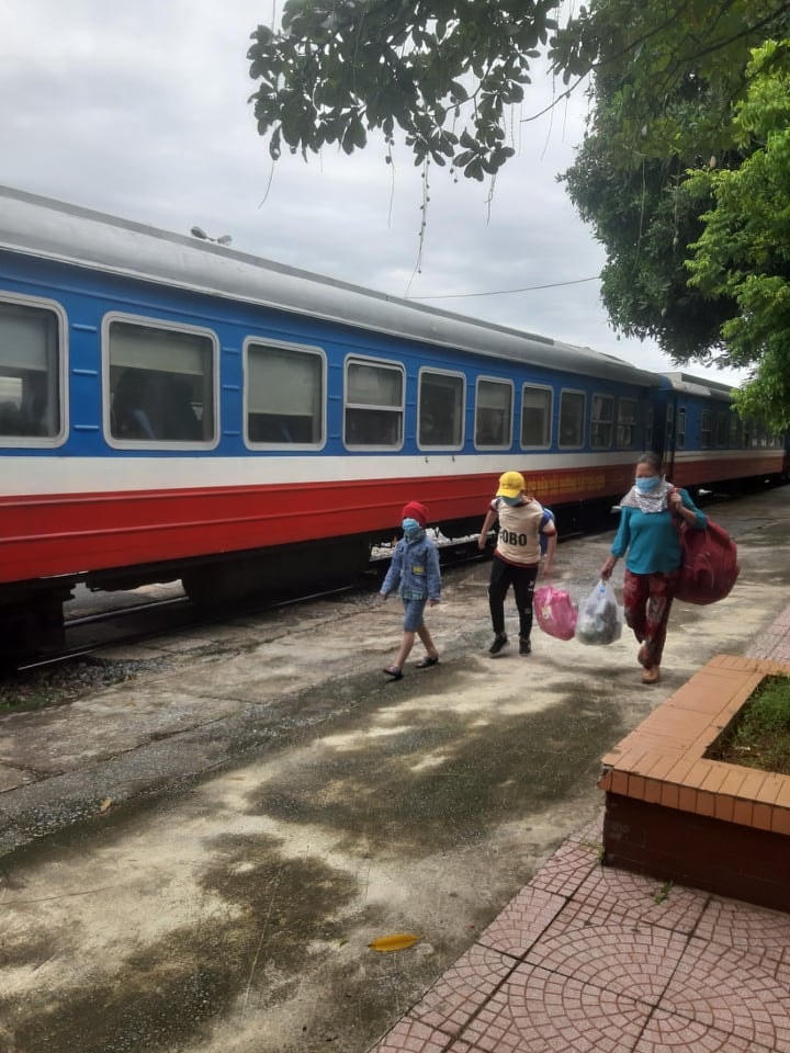 Được xuống sân ga sau một hành trình dài và sau nhiều tháng mắc kẹt, gặp nhiều khó khăn ở miền Nam.