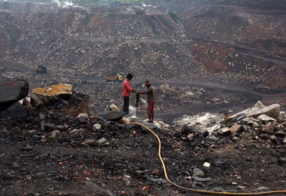 Công nhân tại một mỏ than lộ thiên ở quận Dhanbad thuộc bang Jharkhand, miền Đông Ấn Độ. Ảnh: Reuters.