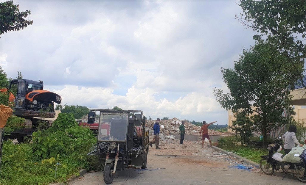 Cơ quan chức năng tiến hành phá dở một biệt thự xây dựng trái phép ở TP Bảo Lộc.