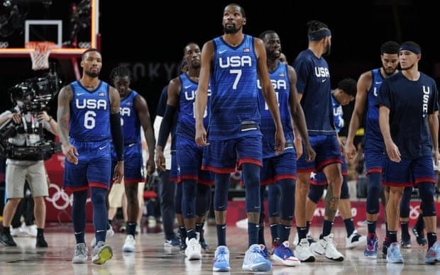 Ngôi sao NBA Kevin Durant (áo số 7) bước ra sân cùng các đồng đội sau thất bại trước đội tuyển Pháp.(Nguồn: AFP).