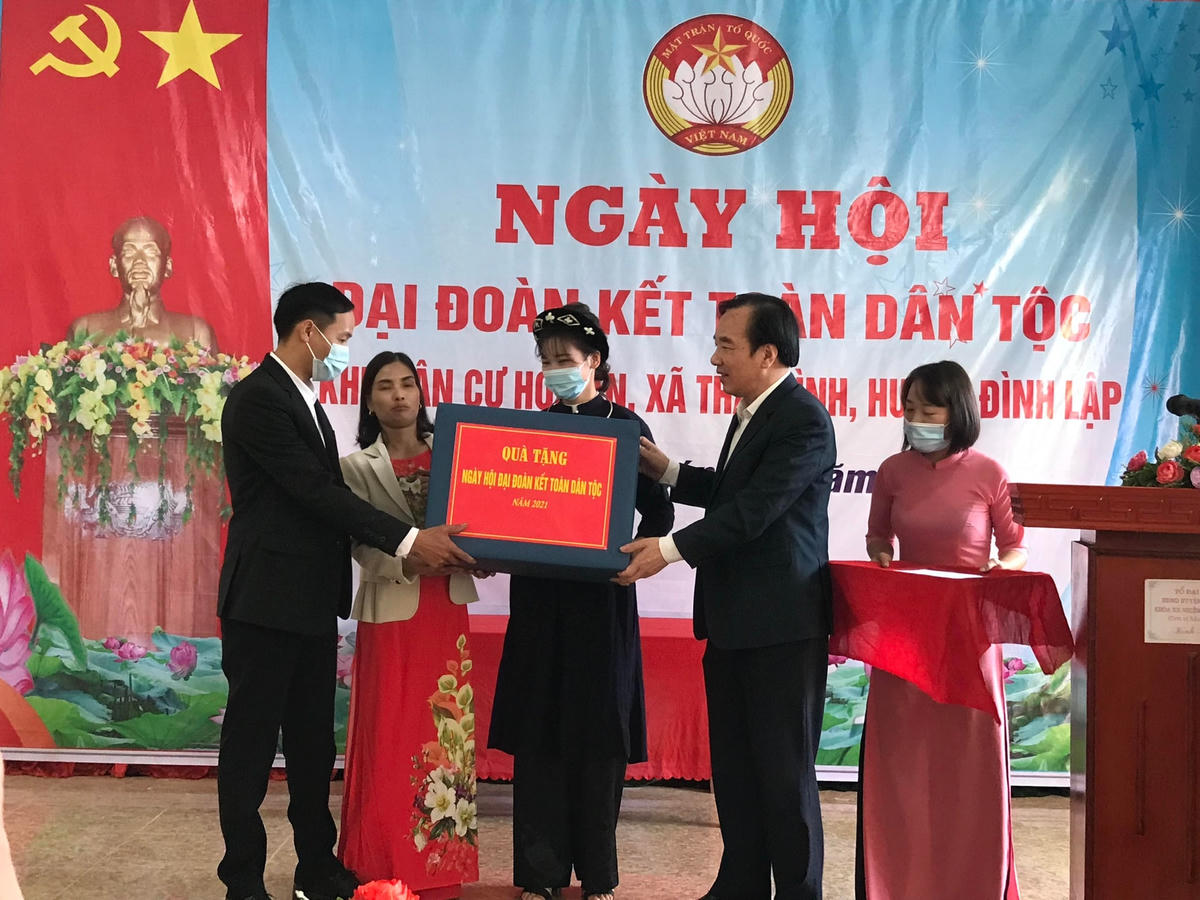Phó Chủ tịch UBTƯ MTTQ Việt Nam Ngô Sách Thực tặng quà cho các hộ gia đình tại khu dân cư 34.