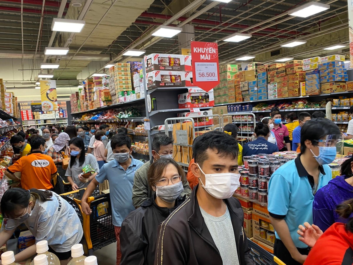 TP Hồ Chí Minh: Dân đổ xô mua đồ tích trữ, Sở Công thương cam kết đủ hàng hóa