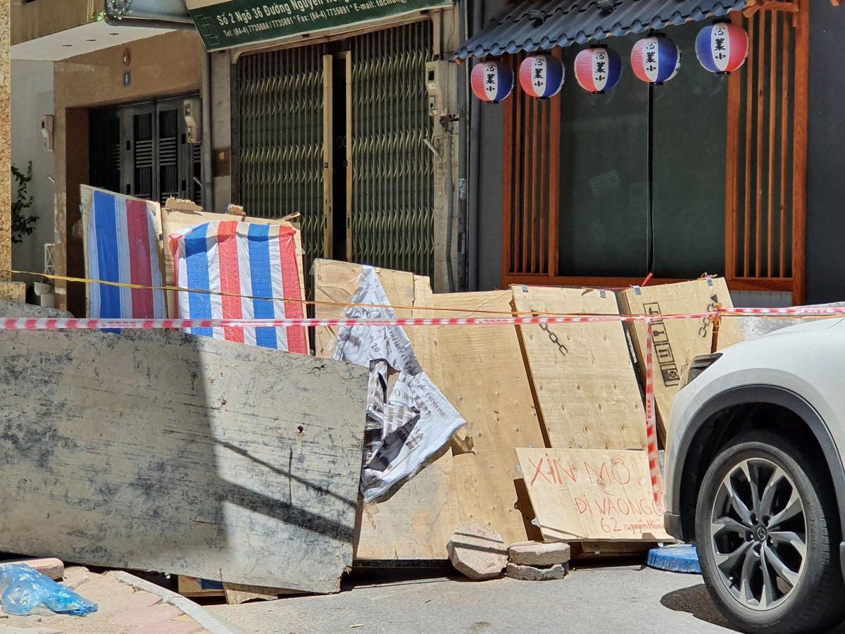 Những tấm gỗ, thùng carton được chặn "cứng" trên một con ngõ thuộc đường Nguyên Hồng (quận Đống Đa).