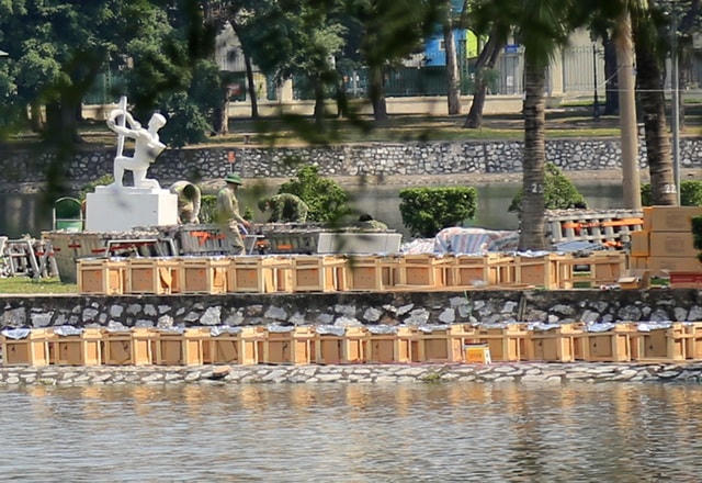 Trận địa pháo hoa tầm cao được bố trí bên bờ hồ Bảy Mẫu, trong Công viên Thống Nhất.  