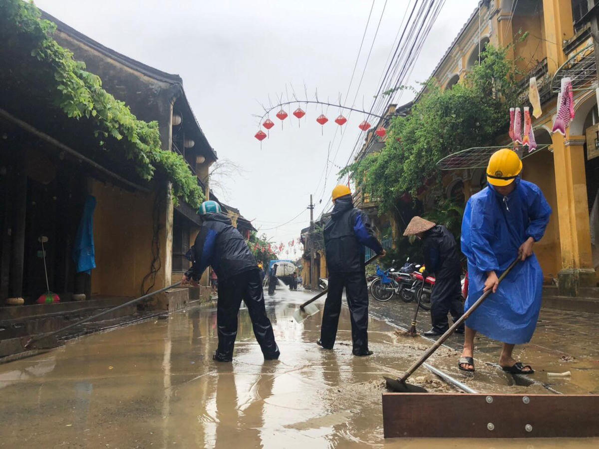 Sau lũ Hội An vẫn còn ngổn ngang bùn đất.