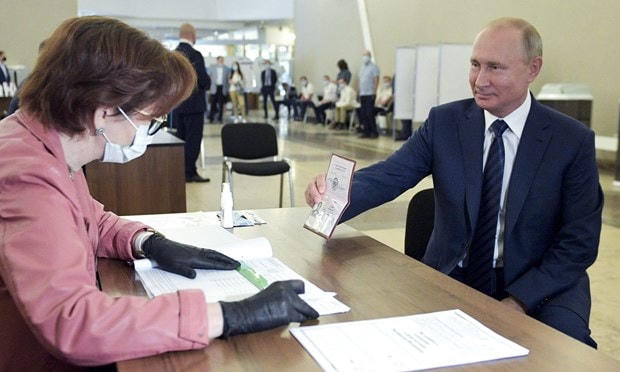 Tổng thống Nga Vladimir Putin đến bỏ.hiếu tại một trạm bỏ phiếu ở Moskva. (Nguồn: AP)  