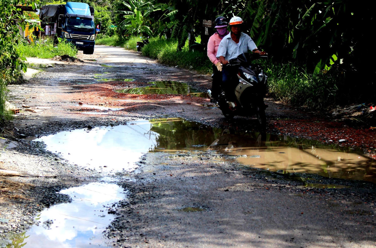Cần Thơ: Đường nhiều ổ voi đọng nước 'bẫy' người đi đường 