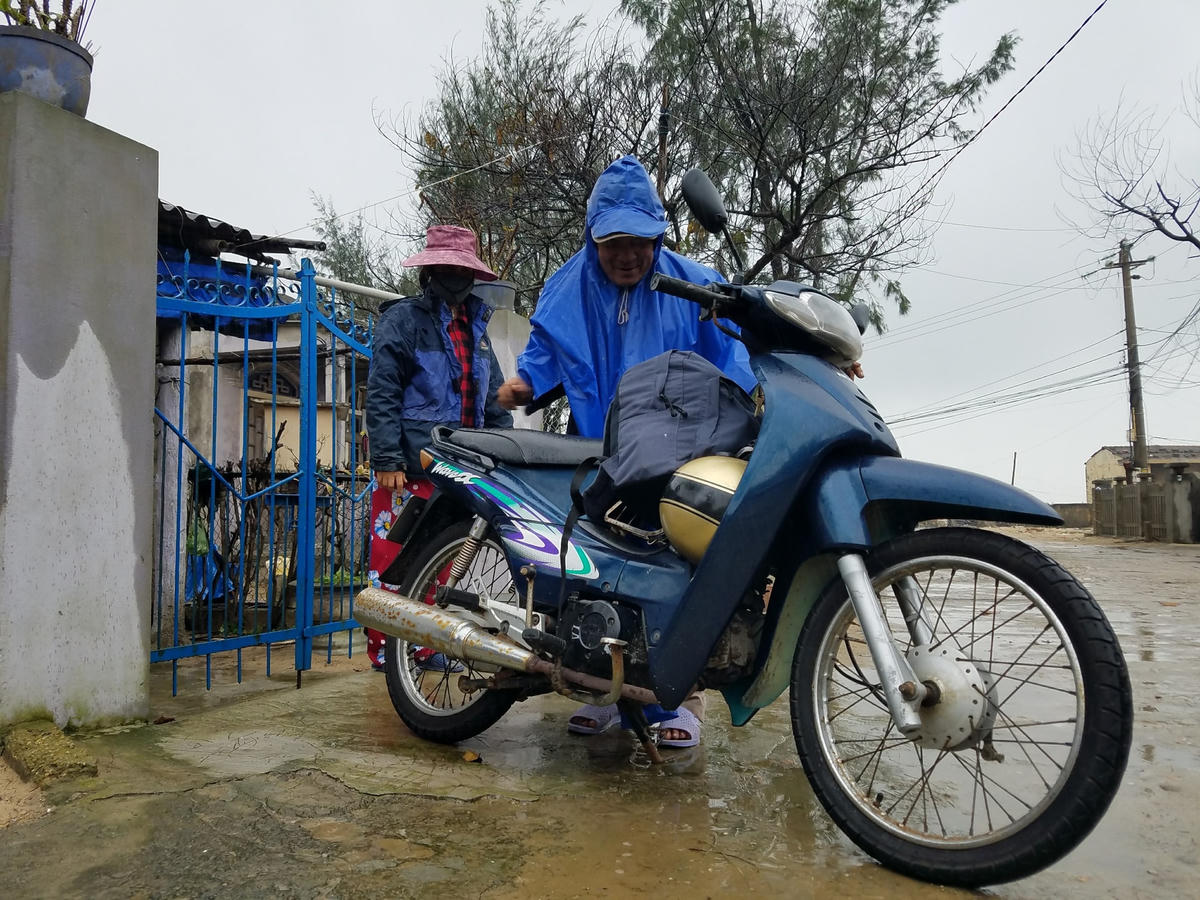Người dân vùng ven biển khẩn trương sơ tán đến nơi an toàn để tránh bão.