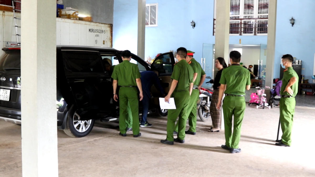 Khám xét chỗ ở, chỗ làm việc của các đối tượng.