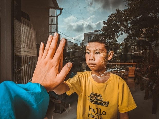 Tác phẩm “Ranh giới mong manh” của Nguyễn Thành Đạt, với nhân vật là bé Gia Huy phải cách ly gia đình trong đại dịch, đoạt giải Nhất hạng mục ảnh chụp bằng điện thoại, được trình chiếu trên màn hình lớn tại quảng trường Thời đại ở New York, Mỹ.
