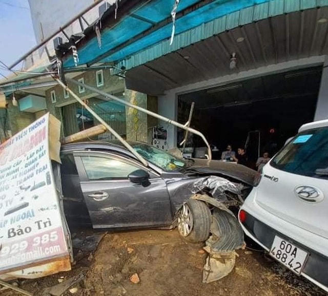 Ô tô gây tai nạn hàng loạt và vỡ toác đầu nhưng tài xế may mắn chỉ bị thương nhẹ.  