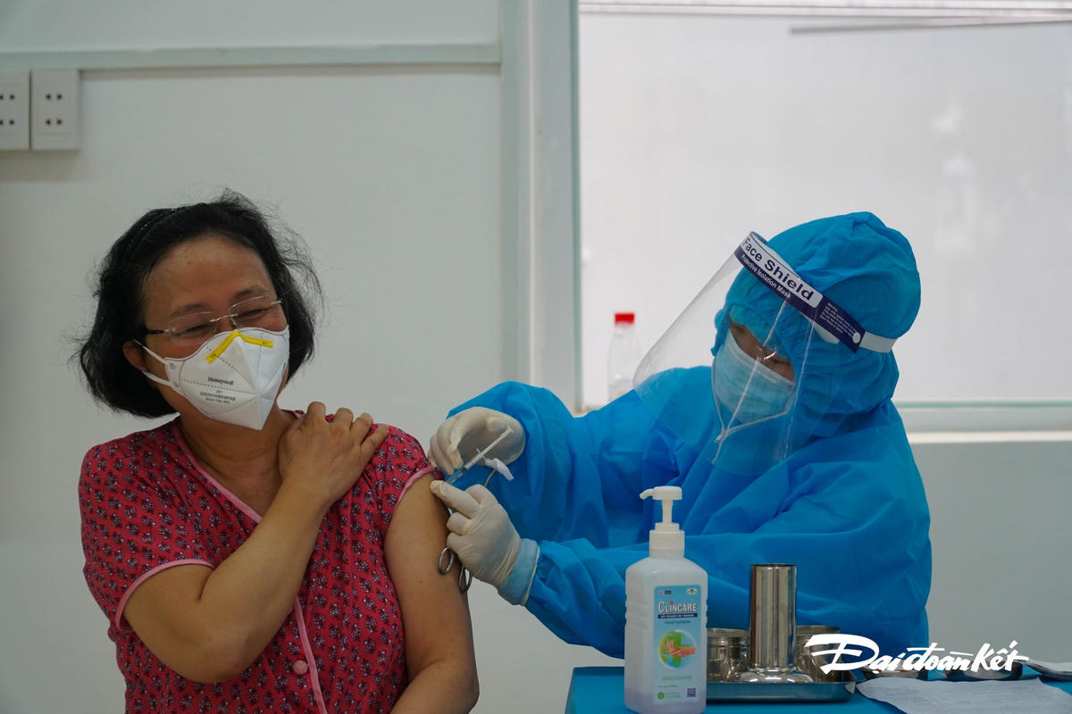 Quá trình tiêm vacin được thực hiện trong khu vực thoáng mát và diễn ra nhanh chóng.