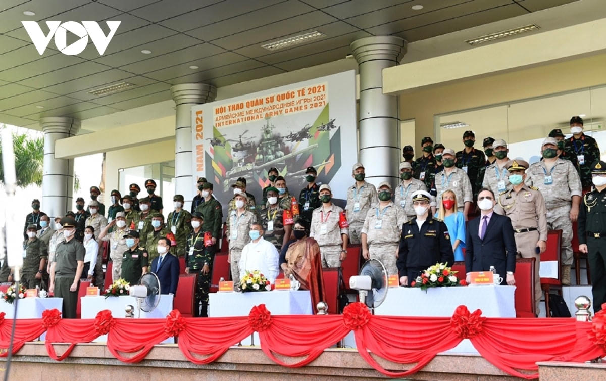 Đại biểu các nước tới dự lễ khai mạc.