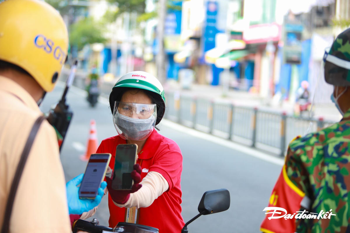 [ẢNH] TP HCM kiểm tra mã QR tại các chốt trở lại
