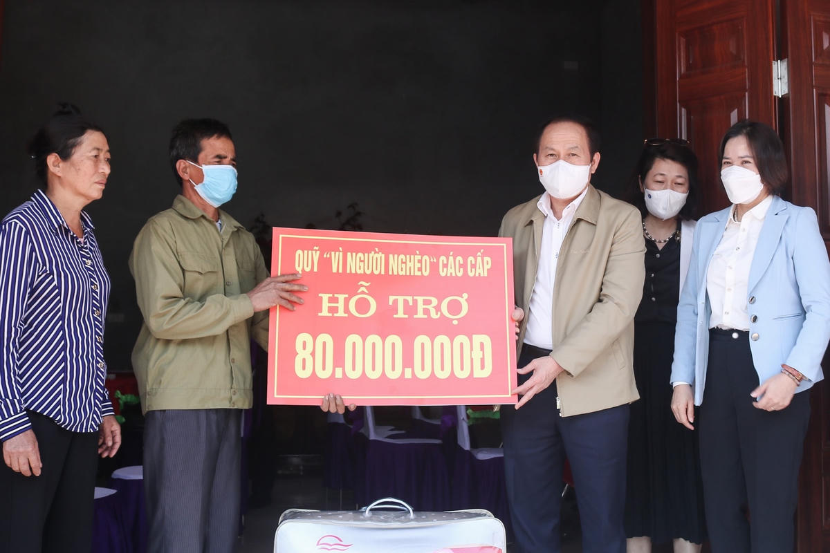 Phó Chủ tịch - Tổng Thư ký Lê Tiến Châu trao số tiền 80 triệu đồng hỗ trợ gia đình ông Nguyễn Văn Khang hoàn thiện ngôi nhà Đại đoàn kết.