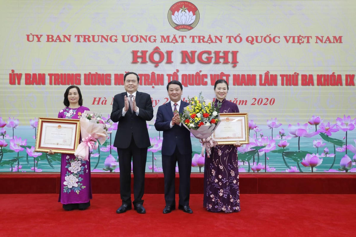 Chủ tịch UBTƯ MTTQ Việt Nam Trần Thanh Mẫn trao Huân chương Độc lập hạng Ba cho bà Bùi Thị Thanh, nguyên Phó Chủ tịch UBTƯ MTTQ Việt Nam; Bằng khen của Thủ tướng Chính phủ cho bà Trương Thị Ngọc Ánh, Phó Chủ tịch UBTƯ MTTQ Việt Nam.
