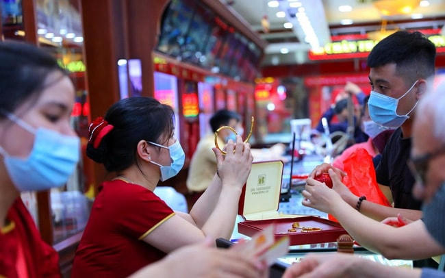 Trong dịch Covid-19, mua bán vàng trong nước vẫn nóng.