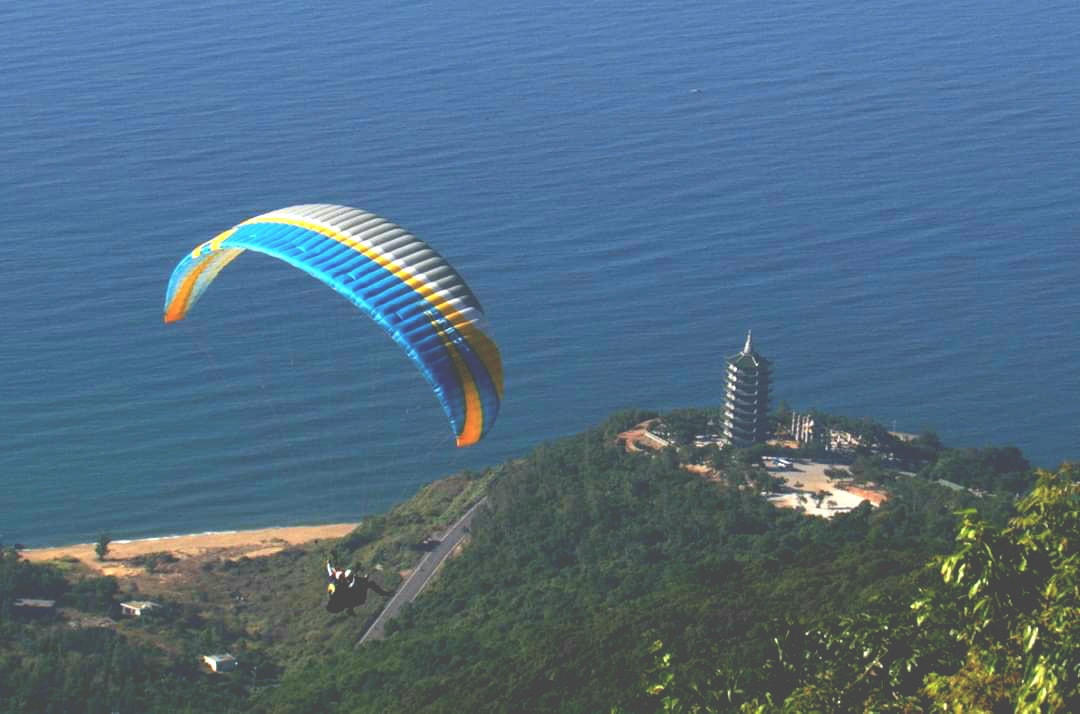 Môn thể thao dù lượn là một trong những sản phẩm du lịch hấp dẫn đối với khách du lịch đến Đà Nẵng Ảnh: Thanh Tùng.