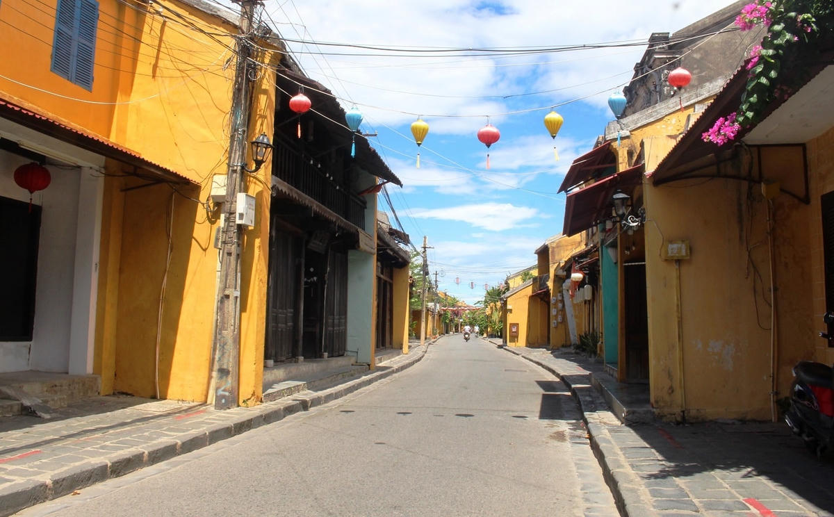 Một đoạn đường Trần Phú, TP Hội An vắng lặng.
