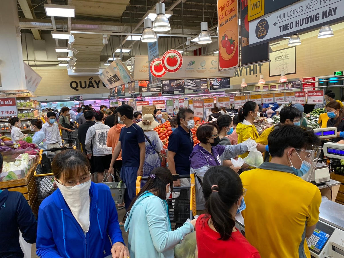 TP Hồ Chí Minh: Dân đổ xô mua đồ tích trữ, Sở Công thương cam kết đủ hàng hóa