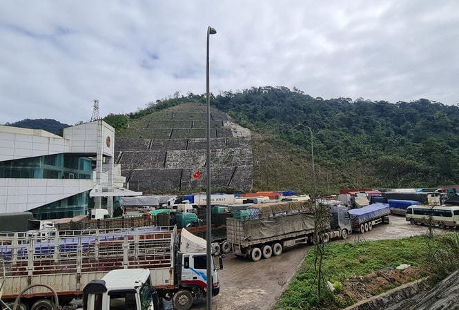 Xe tải, xe container xếp hàng đợi thông quan tại cửa khẩu quốc tế Cầu Treo.