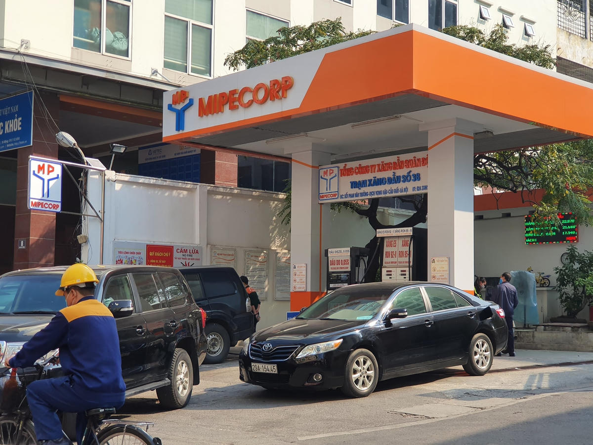 Giá xăng tăng, người dân xếp hàng chờ mua 