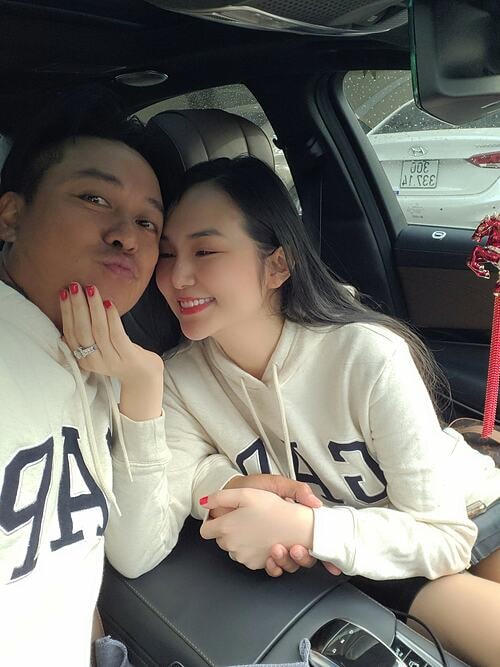 Vợ chồng Tuấn Hưng mặc đồ đôi, cùng đưa con đi học rồi cùng nhau uống cà phê, dạo phố.  