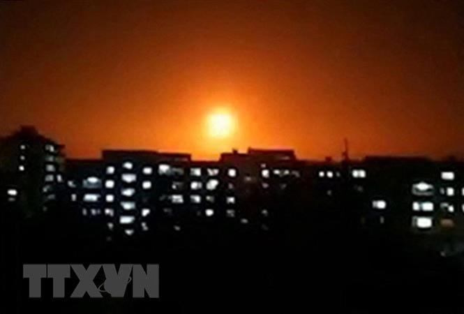 Khói lửa bốc lên sau một vụ không kích của Israel xuống khu vực không xác định ở Syria. (Ảnh: AFP/TTXVN).